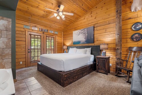 "417 Dirt Road" Cabin for Two - Soaking Tub, Gas Fireplace, Covered Balcony