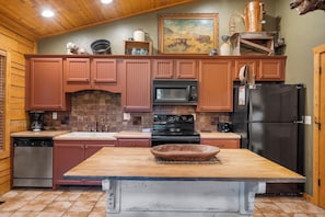 Fridge, microwave, oven, stovetop - "417 Dirt Road" Cabin for Two - Soaking Tub, Gas Fireplace, Covered Balcony (Branson)
