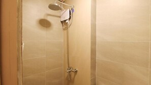 Standardzimmer | Dusche im Bad