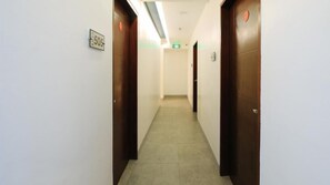 Hallway - Reddoorz Plus at San Marcelino Malate (Manila)
