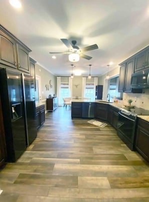 Microwave, oven, dishwasher, coffee/tea maker