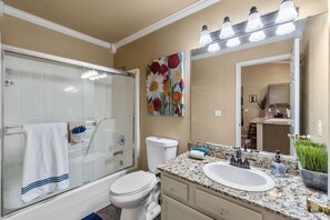 Combined shower/bathtub - UP TO 50% OFF Walk In, Water AND Golf view, Relaxing Enclosed Patio (Branson)