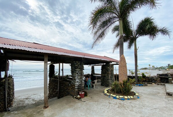 Beach - Reddoorz @ White Castle Beach Resort Iba Zambales (Iba)