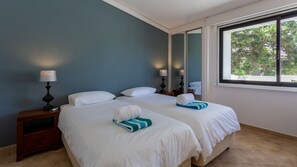 2 bedrooms, in-room safe, desk, iron/ironing board