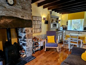 Smart TV, fireplace - Cosy Welsh Cottage near to Ffestiniog Railway, local beaches, walks & activities (Blaenau Ffestiniog)