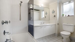 Een douche, een haardroger, handdoeken, toiletpapier