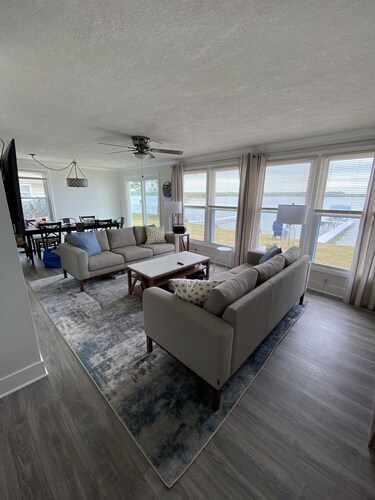 BEAUTIFUL LAKE FRONT NEWLY RENOVATED COTTAGE 2021