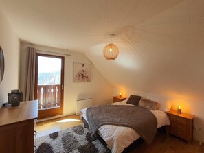 4 slaapkamers, een strijkplank/strijkijzer, reisbedje, gratis wifi