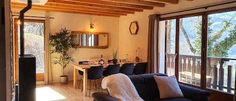 Smart-TV, DVD-Player, Bücher, Stereoanlage