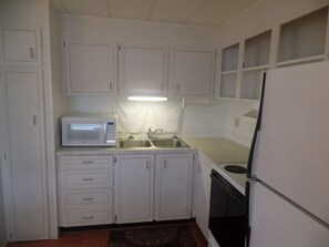 ثلاجة، ميكروويف، فرن، موقد طهي مسطح