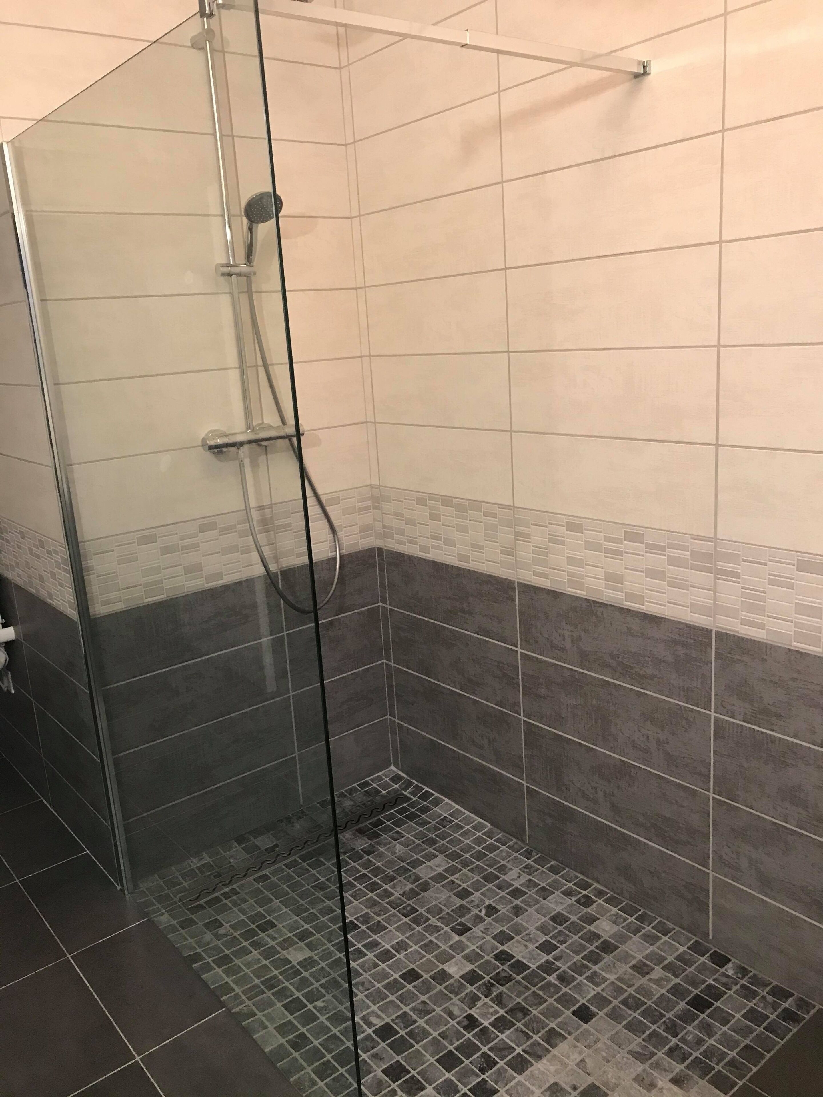 Douche, sèche-cheveux, papier toilette