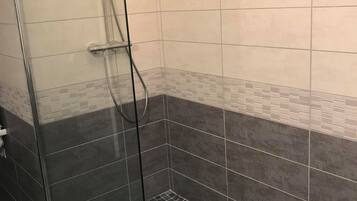 Douche, sĂšche-cheveux, papier toilette