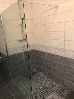 Shower, hair dryer, toilet paper - Maison Neuve Avec Garage 200m du Der 6 Couchages (Sainte-Marie-du-Lac-Nuisement)