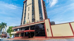 A hotel named "Hotel Don Lolo" with a modern facade, large windows, and a red and beige color scheme. - Hotel Don Lolo (Villavicencio)
