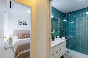 Dusche, Haartrockner, Handtücher, Toilettenpapier