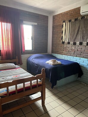 1 chambre, fer et planche à repasser