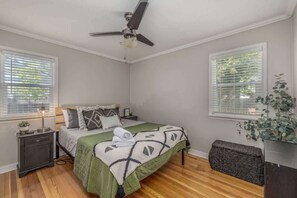 4 soverom, skrivebord, strykejern/-brett og reiseseng for barn