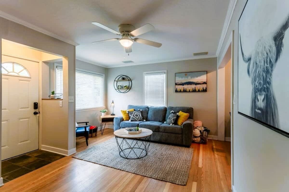 Smart-tv, eldstad och böcker