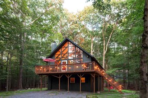 Exterior - Gorgeous Chalet in the Poconos with Hot Tub, Fire Pit and BBQ! (Pocono Lake)