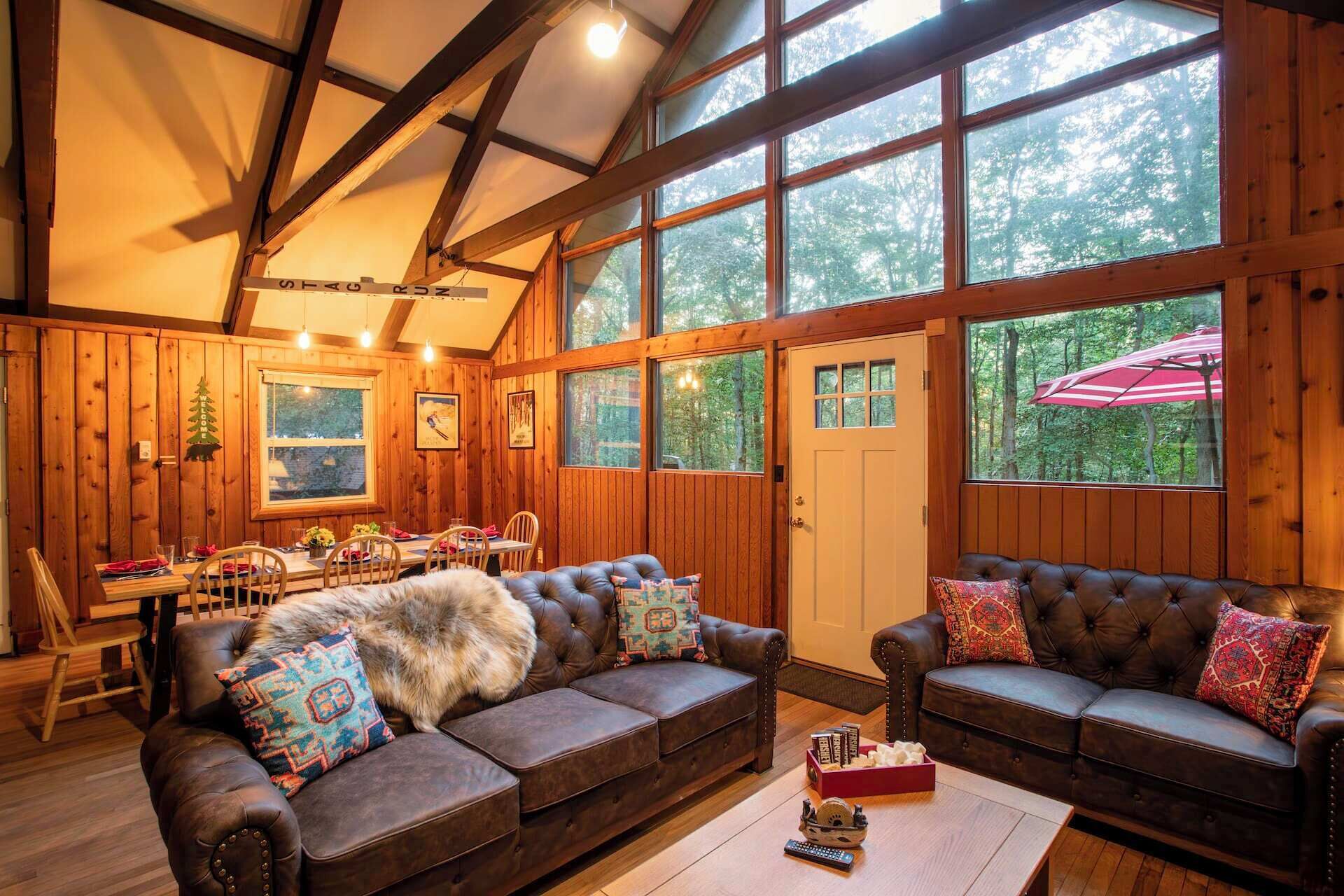 تلفزيون بشاشة مسطحة، مدفأة، برامج وأفلام نتفليكس، خدمات بث