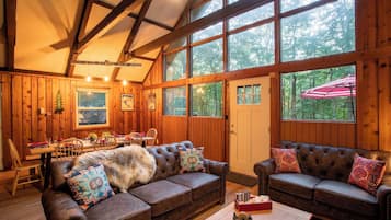 Una televisión de pantalla plana, una chimenea, Netflix