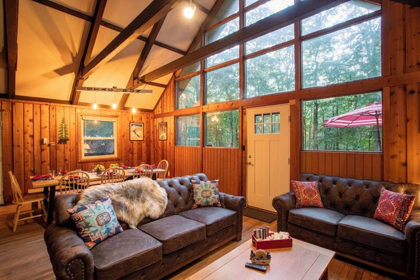 Flat-screen TV, fireplace, Netflix, streaming services