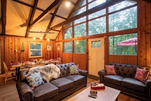 Flat-screen TV, fireplace, Netflix, streaming services