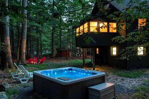 Outdoor spa tub - Gorgeous Chalet in the Poconos with Hot Tub, Fire Pit and BBQ! (Pocono Lake)