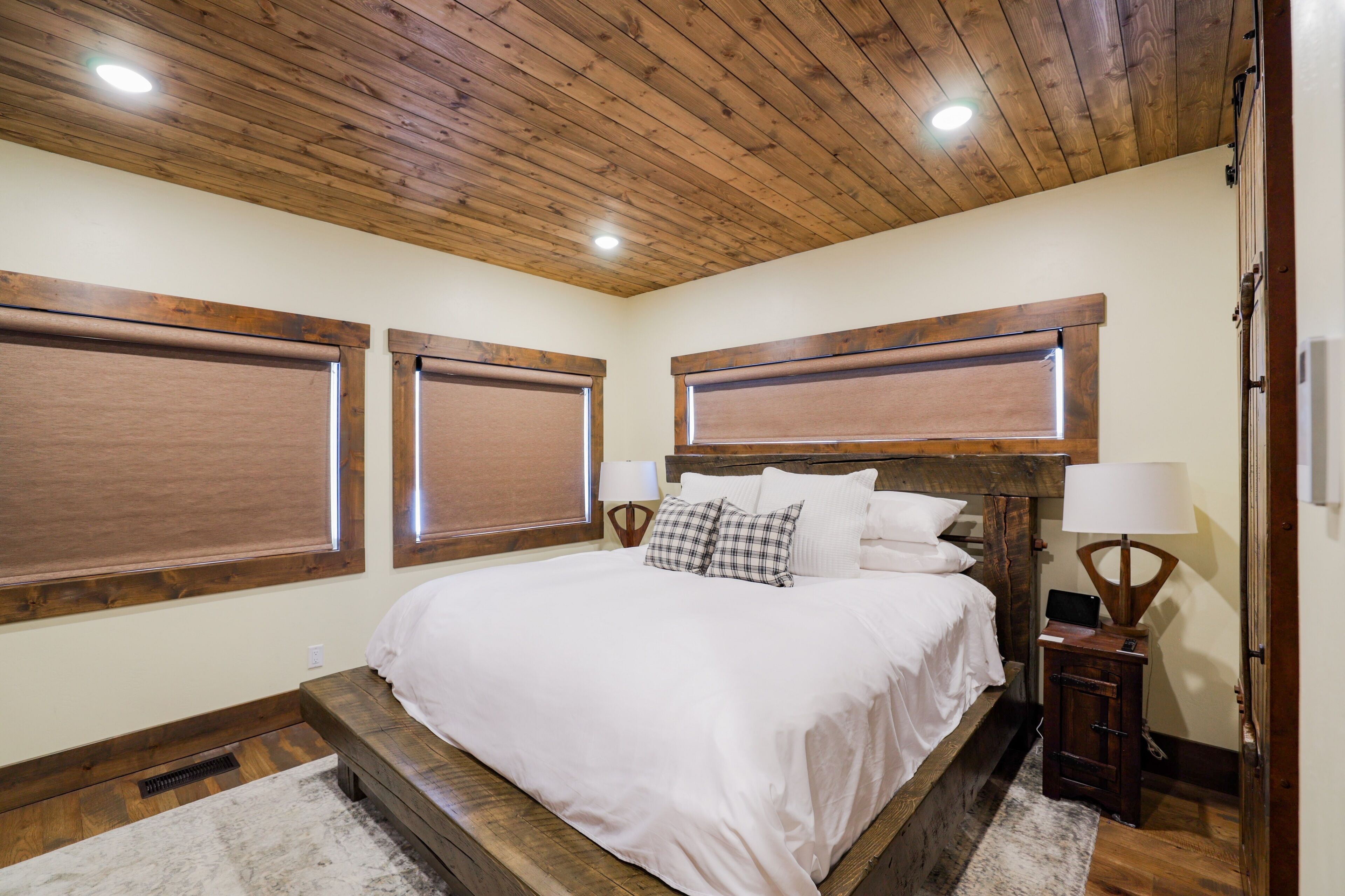 Large family cabin, ALL King beds, 30 min YNP, Hottub, secluded, New!