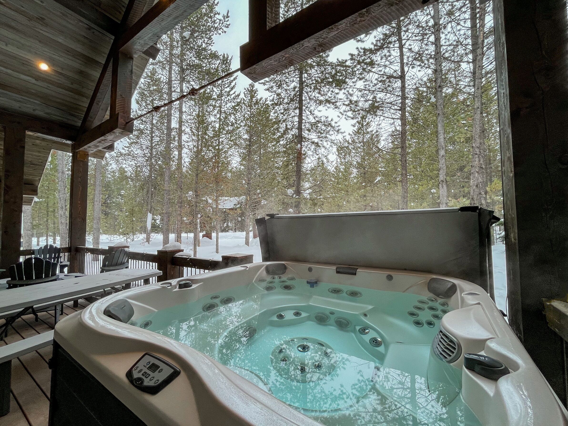 Large family cabin, ALL King beds, 30 min YNP, Hottub, secluded, New!