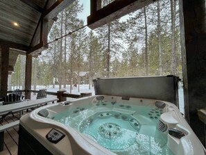 Outdoor spa tub - Yellowstone Crossing Lodge (Island Park)
