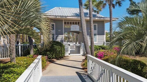 *Steps to Beach* Fully Remodeled Single-Level Home - Golf Cart + Bikes