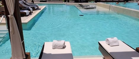 Alberca techada y alberca al aire libre