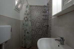 Dusche, Bidet, Handtücher