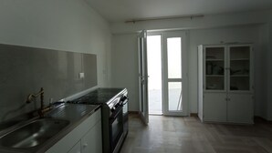 A kitchen with a stove, sink, and cabinets. - Studio apartment Marina di Leuca (Marina di Leuca)