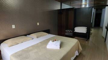 Quarto quádruplo família | Escrivaninha, espaço de trabalho para notebook, cortinas blackout