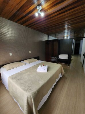 Bureau, espace de travail pour ordinateur portable, rideaux occultants