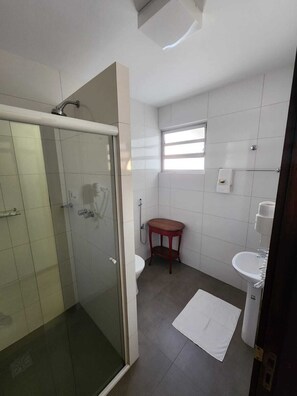 Economy Triple Room, 1 Bedroom | Desk, laptop workspace, blackout drapes, iron/ironing board - Hotel Europa (Blumenau)