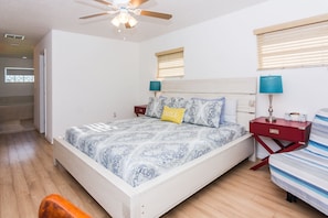 Room - Beach House. 3BR 2B House. Walk to beach. Kayak from back yard (Cocoa Beach)