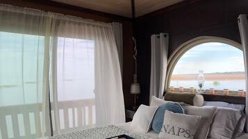 1 bedroom, bed sheets