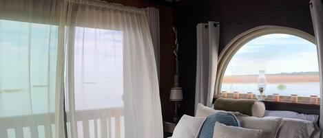 1 bedroom, bed sheets