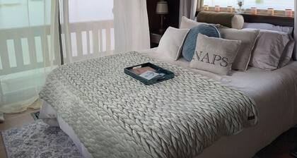 Cozy Quiet Island Light House on Water Front