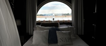 Cozy Quiet Island Light House on Water Front