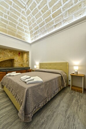 2 bedrooms, free WiFi, bed sheets - Mini Piscina in Camera (Francavilla Fontana)