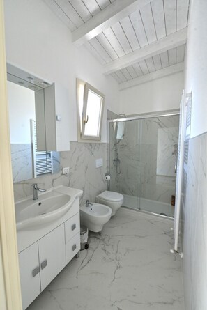 Douche, sèche-cheveux, bidet, serviettes fournies