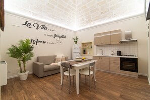 ثلاجة، فرن، موقد طهي مسطح، ماكينة لصنع القهوة/الشاي