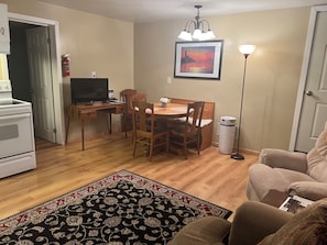 Smart TV, DVD player, video library, stereo - PEACEFUL HAVEN IN PARK LIKE SETTING (Coeur d'Alene)