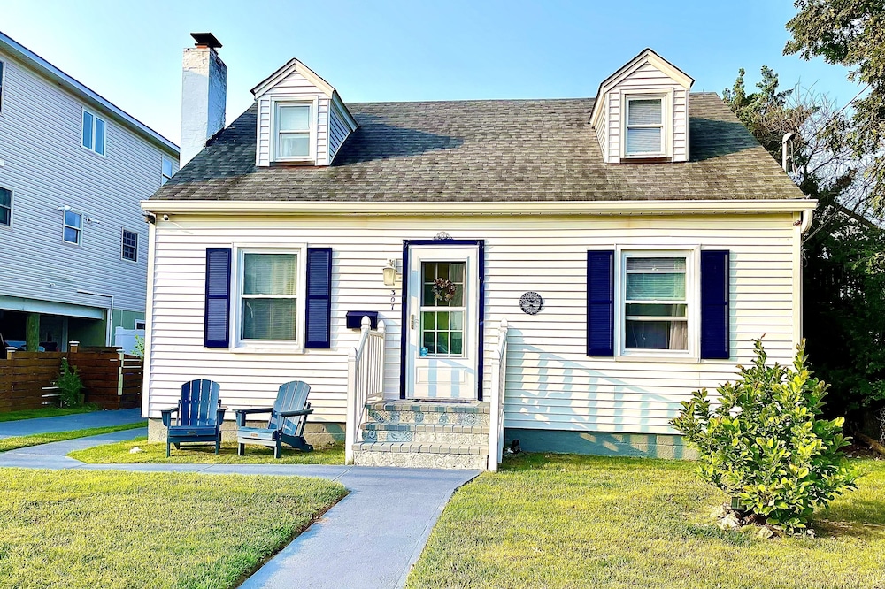 Entire 2 Family cottage, private garden, by sea, boardwalk & bay.No Proms