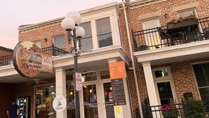 Un bâtiment avec une enseigne indiquant « Cookies, etc. », un café Caribou Coffee et un panneau indiquant qu’il est interdit de se garer de 2 h 00 à 5 h 00.
