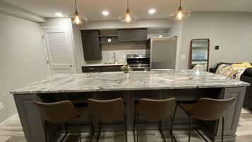 Kylskåp, mikrovågsugn, ugn och spishäll